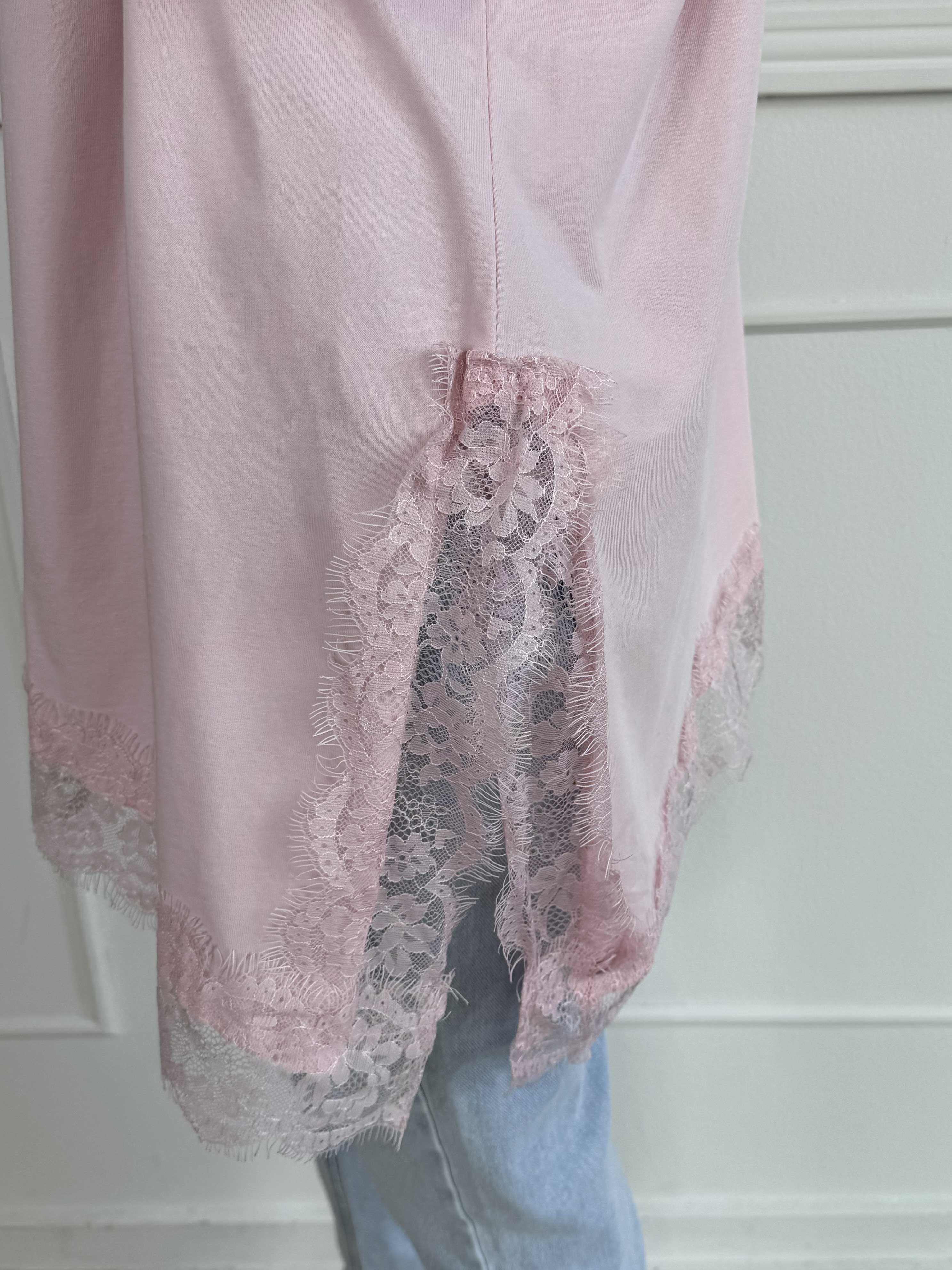 Nitza - T-shirt i blød bomuld med skråtskåret bund og elegante blondekanter